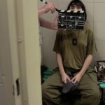 Clap de fin de tournage posé sur un plateau de cinéma, avec projecteurs et caméra éteints dans la pénombre