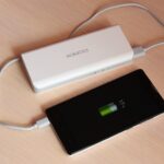 Batterie externe posée sur une tablette, illustrant le risque de feu de batterie lithium en avion
