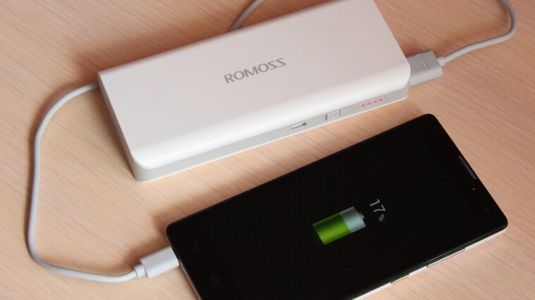 Batterie externe posée sur une tablette, illustrant le risque de feu de batterie lithium en avion