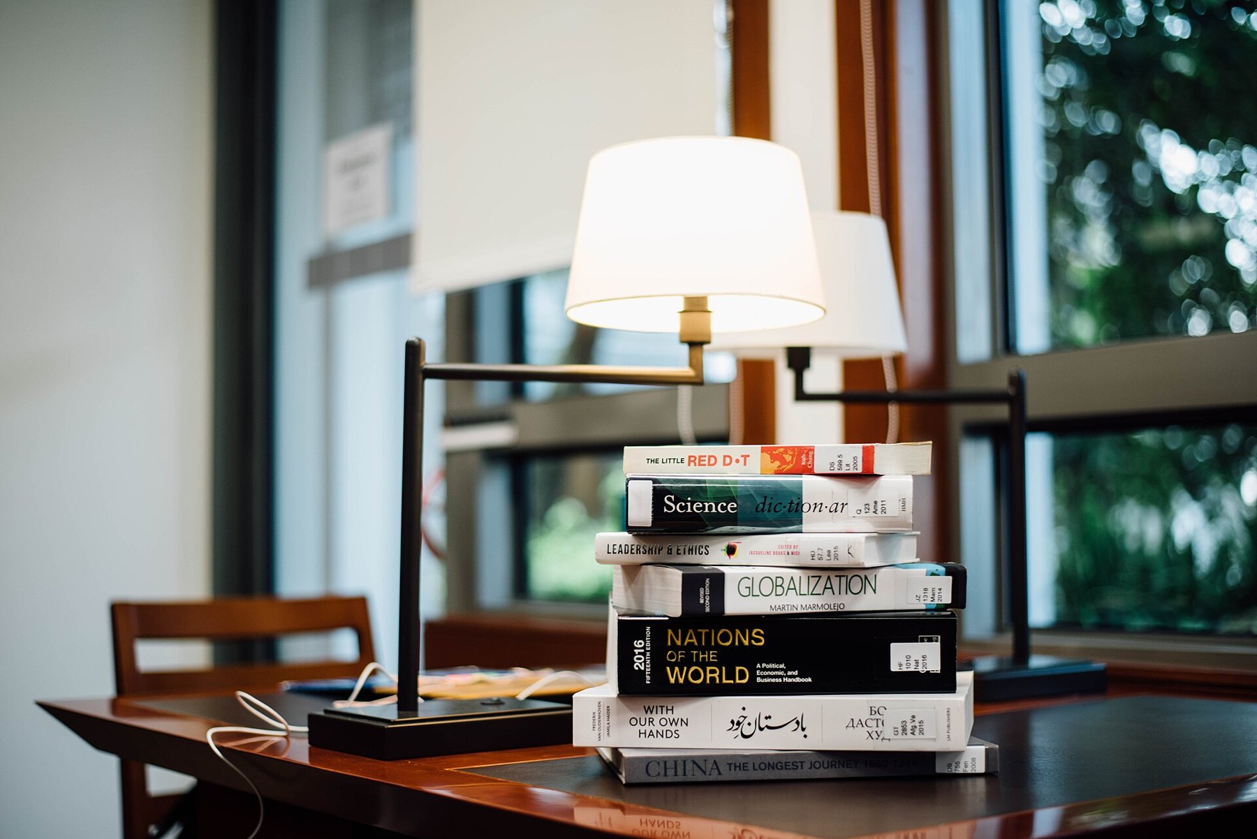 Un livre ouvert posé près d'une lampe chaude, dans un salon calme propice à la lecture à deux