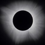 Une éclipse solaire totale avec la couronne solaire qui entoure le disque noir de la Lune