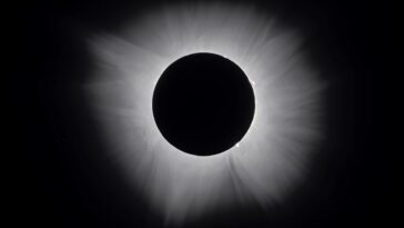 Une éclipse solaire totale avec la couronne solaire qui entoure le disque noir de la Lune