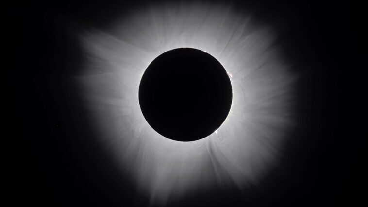 Une éclipse solaire totale avec la couronne solaire qui entoure le disque noir de la Lune