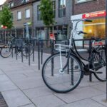Gros plan sur une étiquette de produit au texte peu clair, posée sur un objet du quotidien