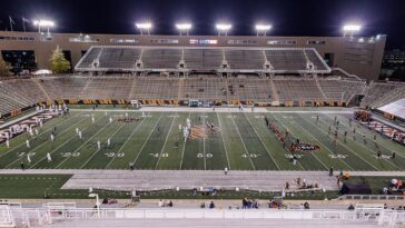 Un stade de football américain éclairé la nuit, symbole de la NFL au cœur d'une polémique médicale autour d'un quarterback
