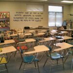Salle de classe vide d'un lycée californien avec un tableau blanc et des bureaux alignés