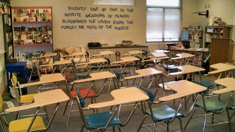 Salle de classe vide d'un lycée californien avec un tableau blanc et des bureaux alignés