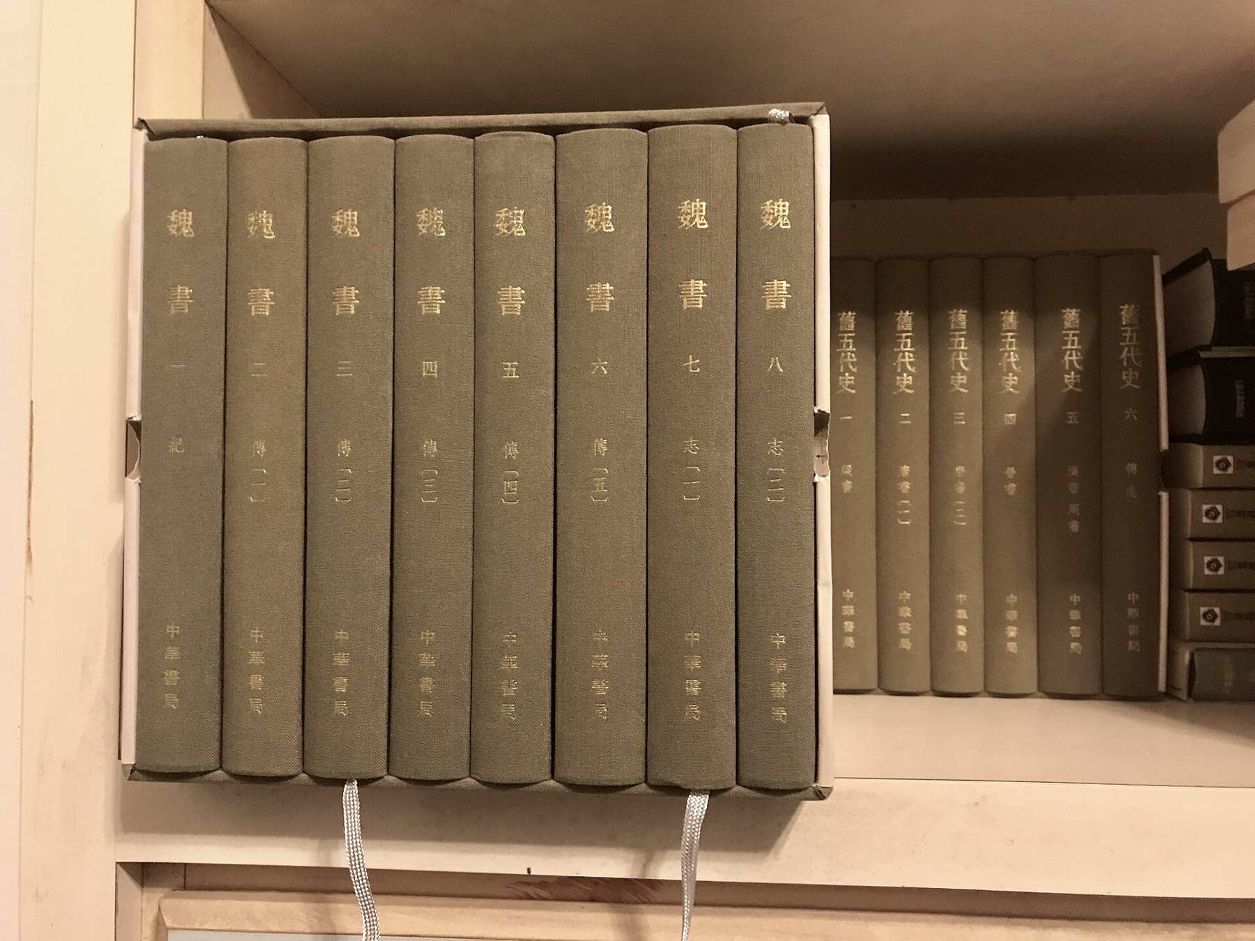 Un téléphone à cadran vintage posé sur une table en bois, évoquant une série d'appels passés dans les années 1990