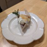 Part de cheesecake posée sur une assiette, en clin d'œil à la blague de Barack Obama sur les travaux de la Maison-Blanche