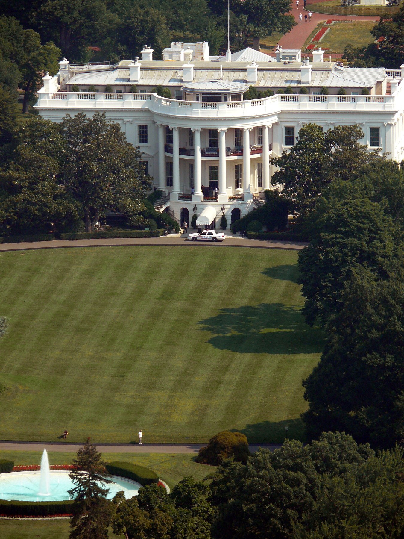 Part de cheesecake posée sur une assiette, en clin d'œil à la blague de Barack Obama sur les travaux de la Maison-Blanche
