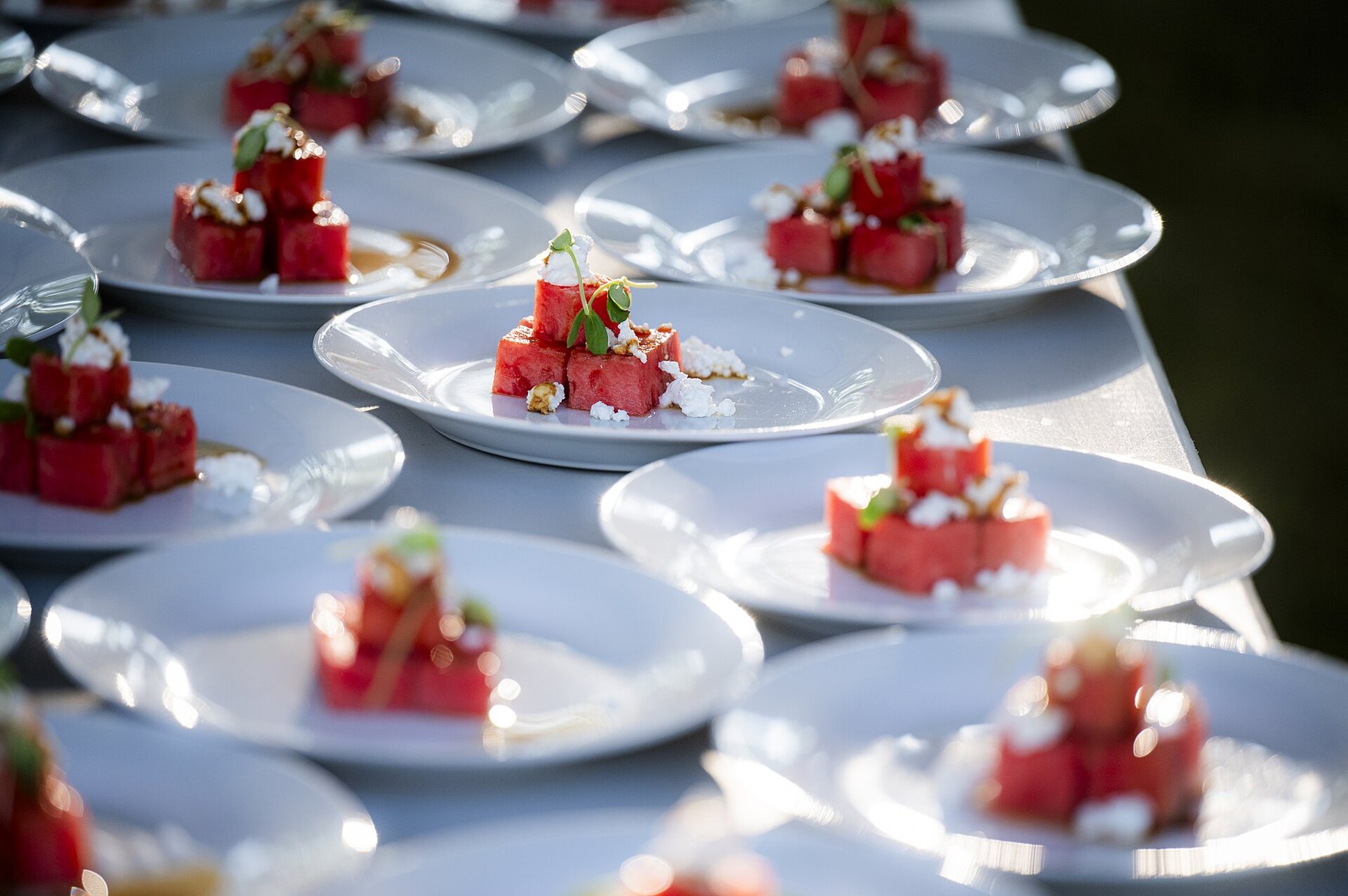 Une table de dîner d'anniversaire dressée le soir, avec bougies et verres, dans un restaurant élégant