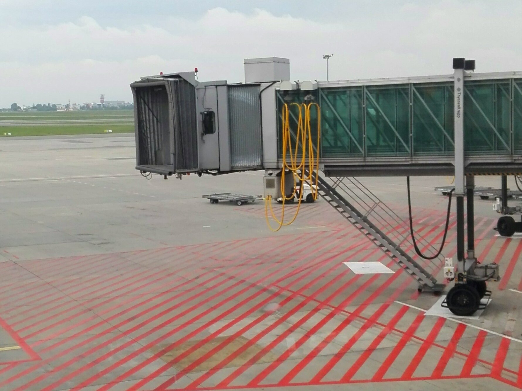 Hublot d'un avion de ligne posé sur le tarmac d'un aéroport la nuit, illustrant un incident à bord d'un vol